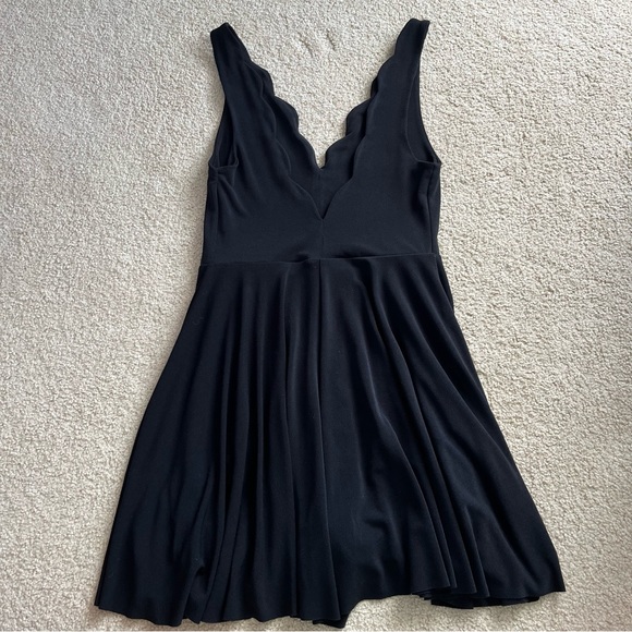 Kimchi Blue Urban Outfitters Scallop Scalloped Black Romper Flowy Small S V Neck - Picture 2 of 3